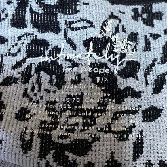 Free People Black Ribbed Knit Floral Sleeveless Cami Camisole Tank Crop Top XS/S - Picture 3 of 3